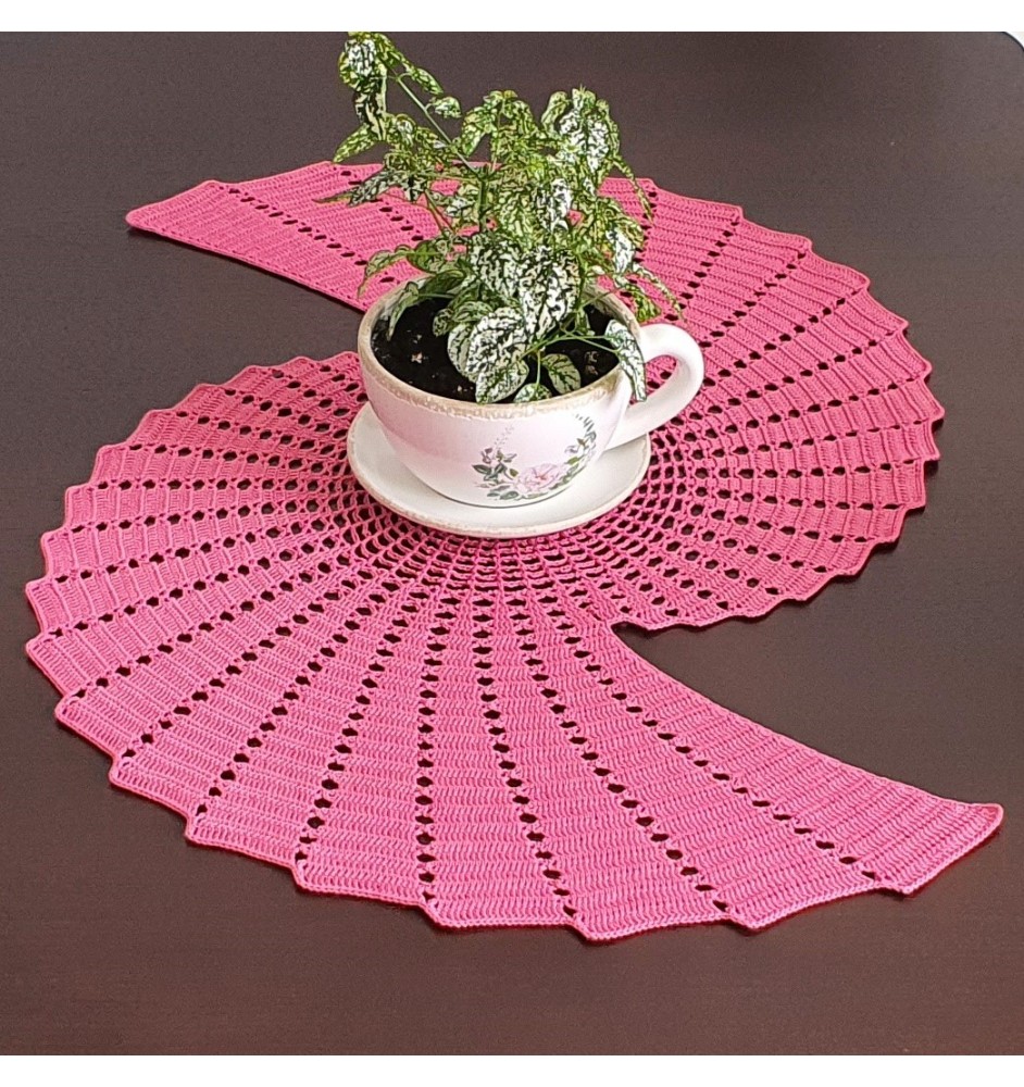 Szydełkowa malinowa serweta