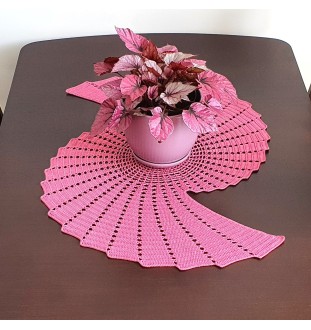 Szydełkowa malinowa serweta
