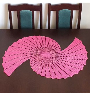 Szydełkowa malinowa serweta