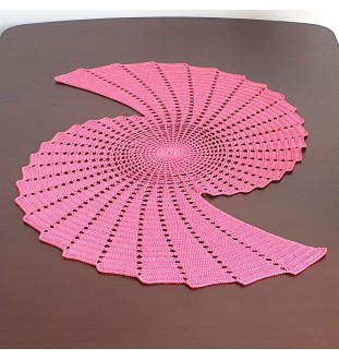 Szydełkowa malinowa serweta