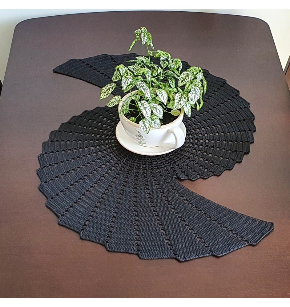 Czarna serweta na szydełku