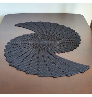 Czarna serweta na szydełku