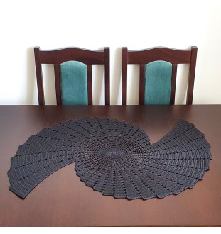 Czarna serweta na szydełku