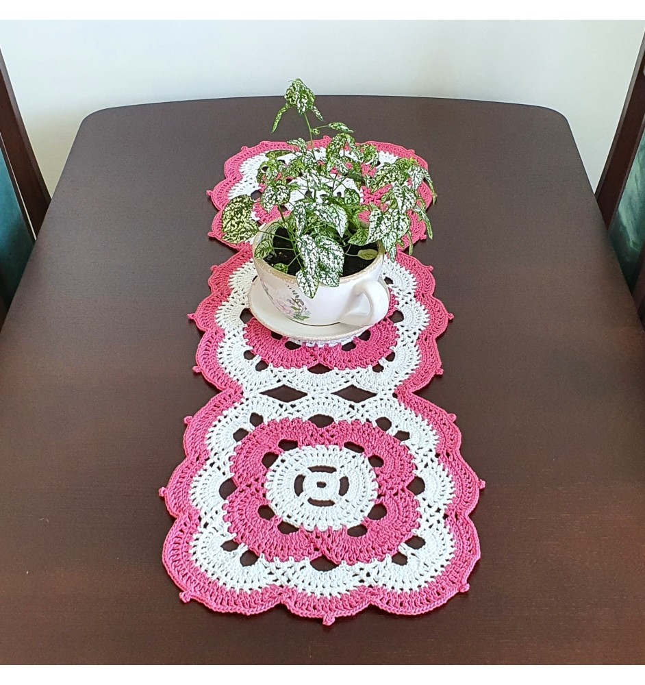 Malinowy bieżnik szydełkowy