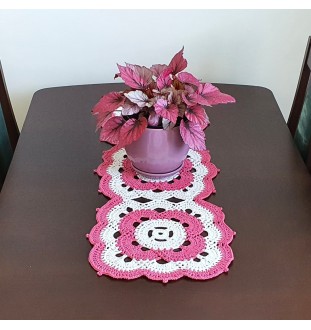 Malinowy bieżnik szydełkowy