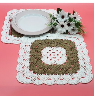 Kwadratowe podkładki pod talerz szydełkowane