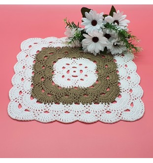 Kwadratowe podkładki pod talerz szydełkowane