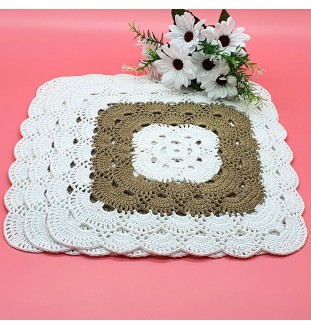 Kwadratowe podkładki pod talerz szydełkowane