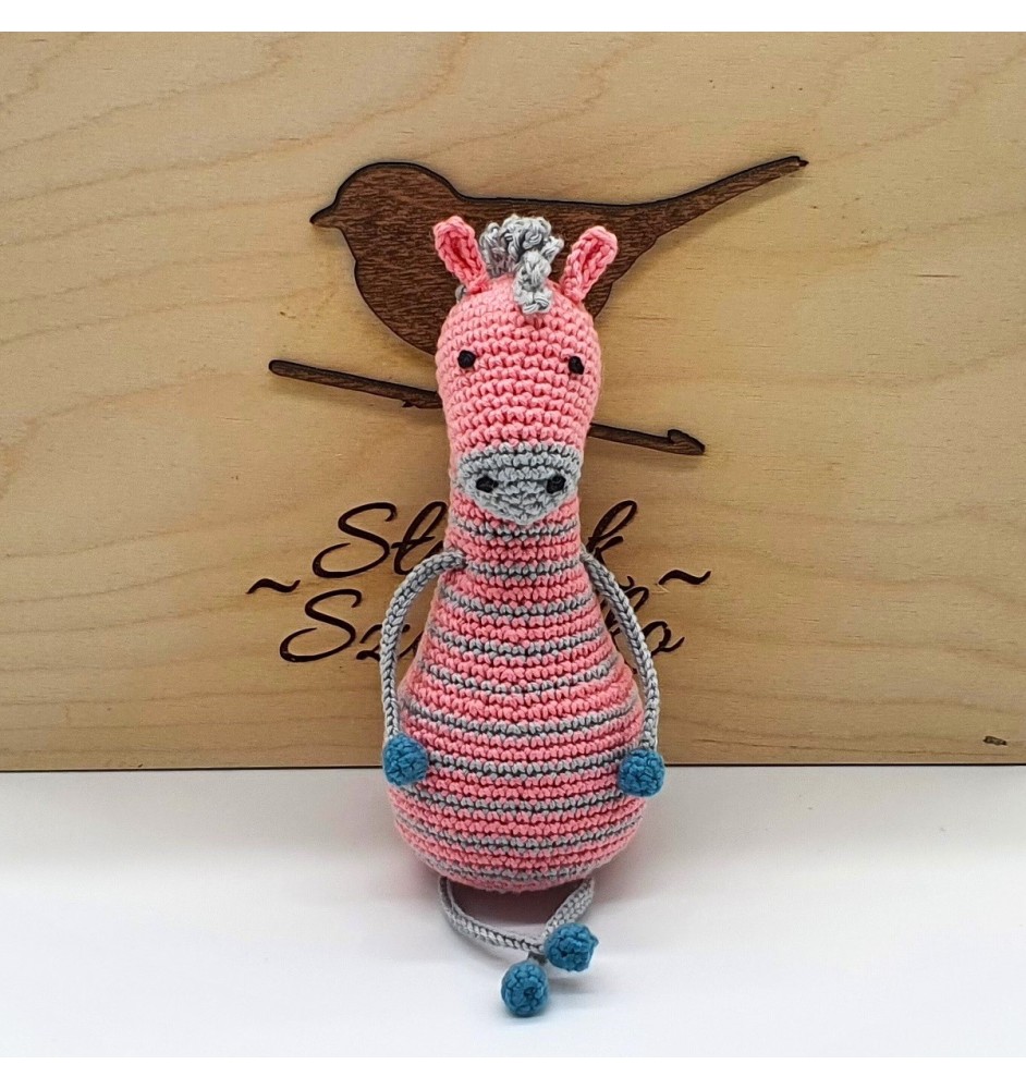 Zebra różowo - szara na szydełku