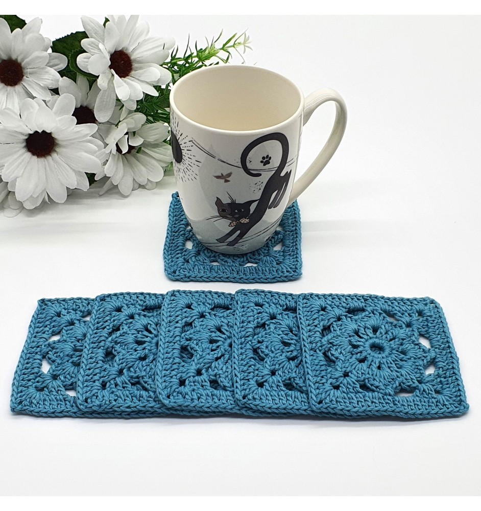 Szydełkowe, kwadratowe podkładki pod kubek