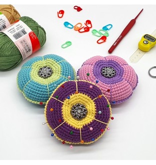 Szydełkowa poduszka na szpilki fioletowo - żółta