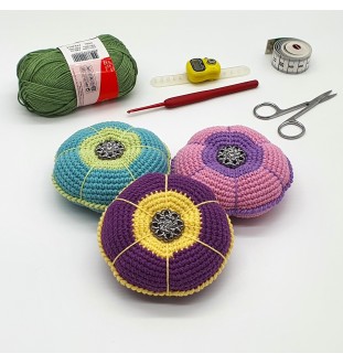 Szydełkowa poduszka na szpilki fioletowo - żółta