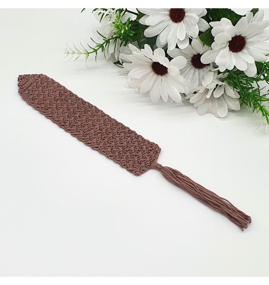 Szydełkowa zakładka do książki w kolorze kawy z mlekiem