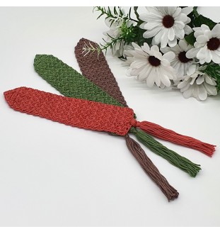 Szydełkowa zakładka do książki w kolorze kawy z mlekiem