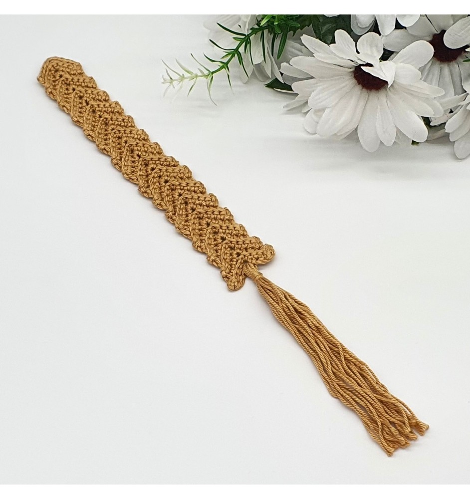 Zakładka do książki w kolorze beżowym szydełkowana