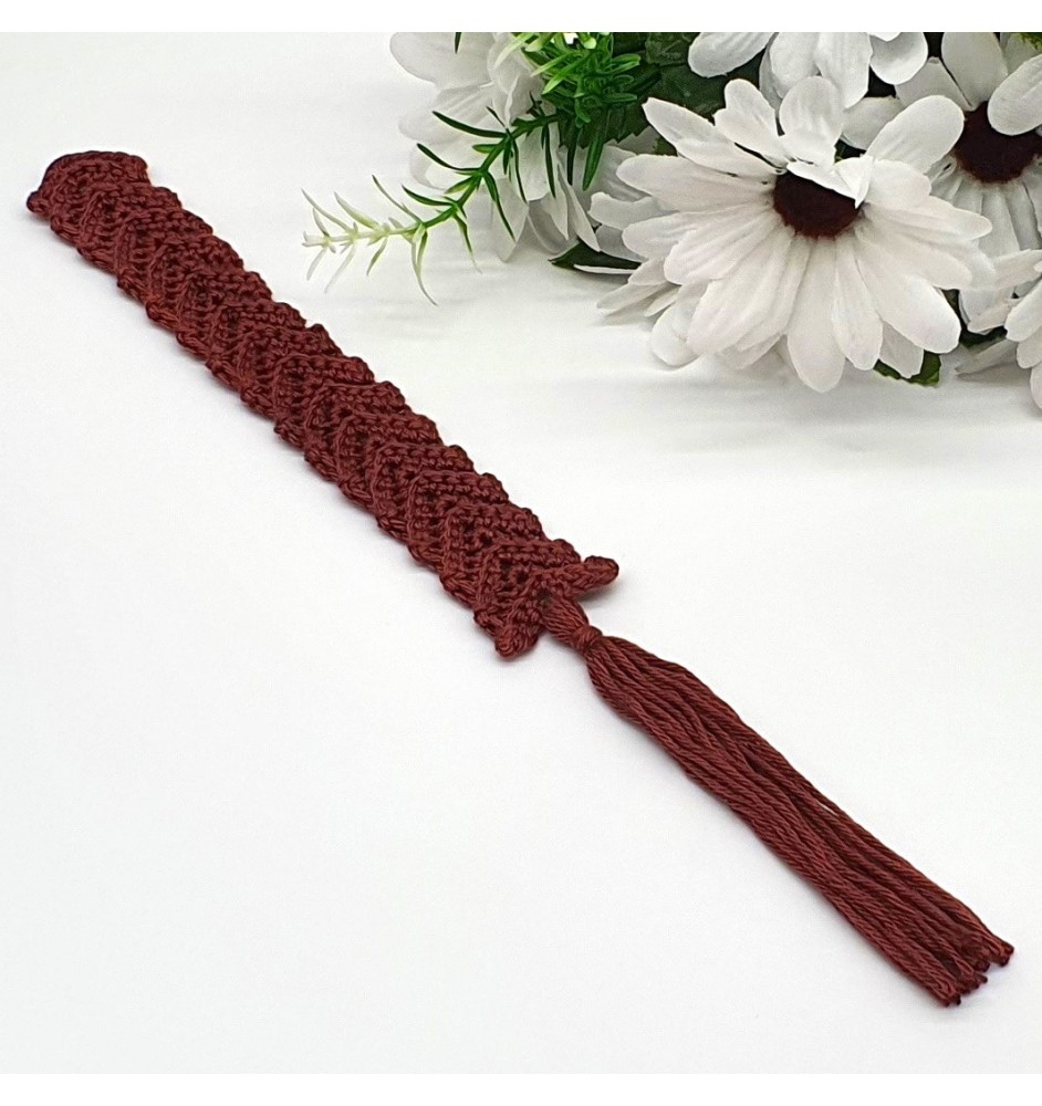 Szydełkowa zakładka do książki w kolorze brązowym