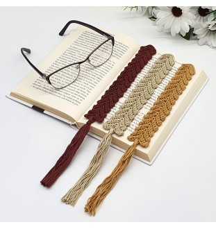 Szydełkowa zakładka do książki w kolorze brązowym