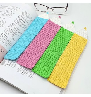 Niebieska kredka - zakładka na szydełku