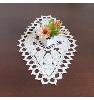 Biały bieżnik na szydełku