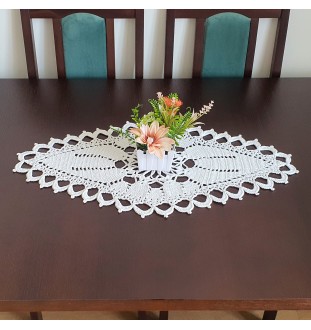 Biały bieżnik na szydełku