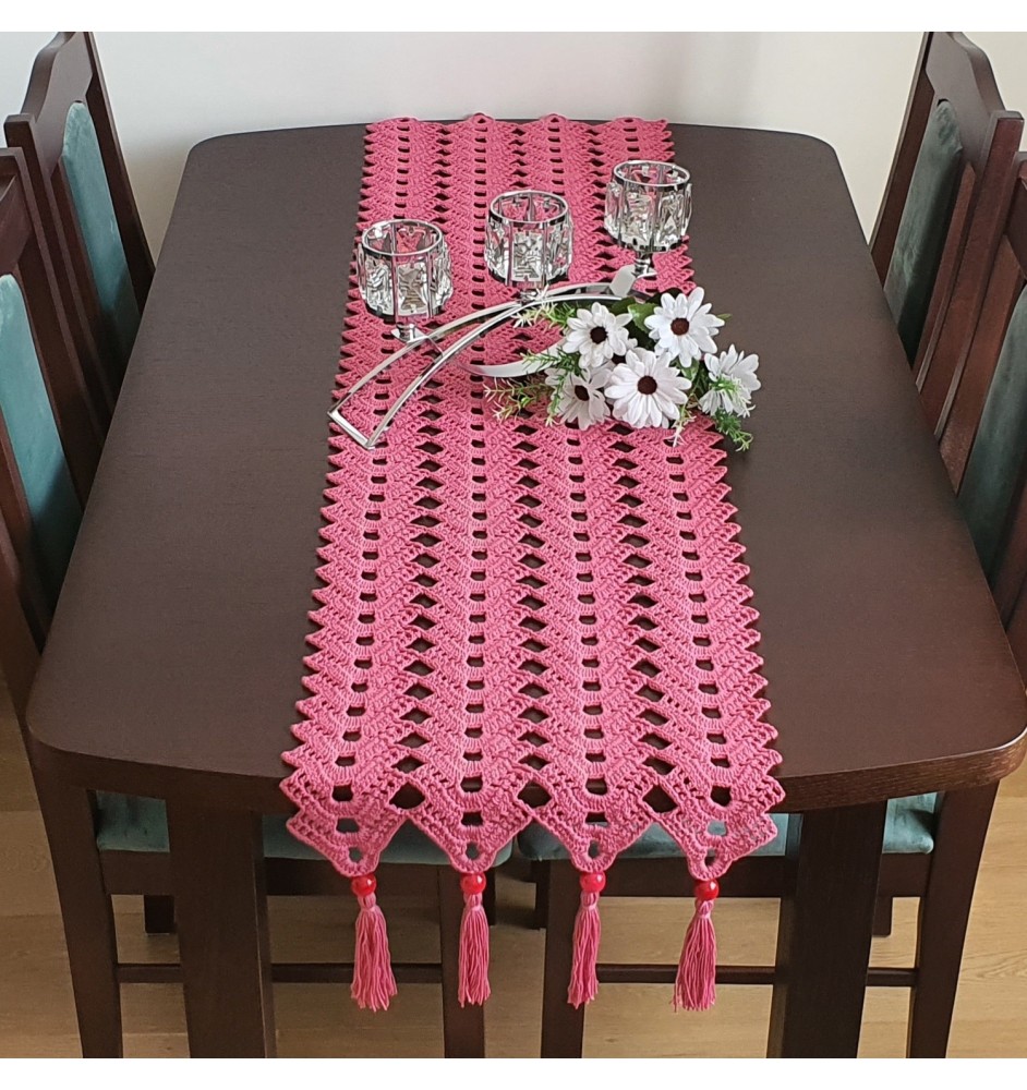 Szydełkowy, malinowy bieżnik w stylu boho