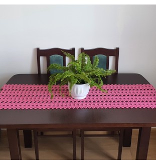 Szydełkowy, malinowy bieżnik w stylu boho