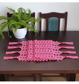 Szydełkowy, malinowy bieżnik w stylu boho