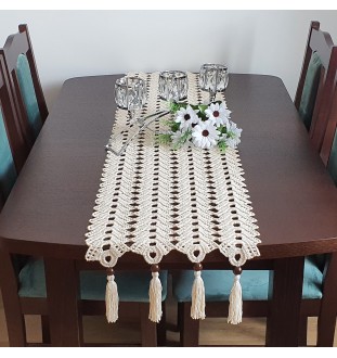 Szydełkowy bieżnik w stylu boho w kolorze naturalnym