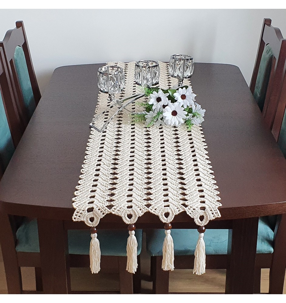 Szydełkowy bieżnik w stylu boho w kolorze naturalnym