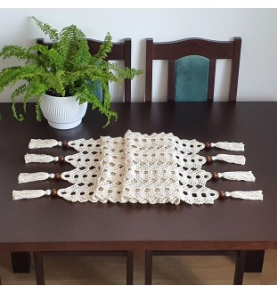 Szydełkowy bieżnik w stylu boho w kolorze naturalnym