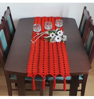 Szydełkowy, czerwony bieżnik w stylu boho