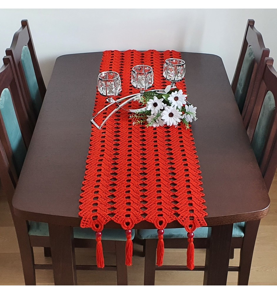 Szydełkowy, czerwony bieżnik w stylu boho