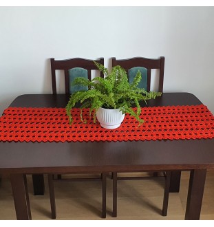 Szydełkowy, czerwony bieżnik w stylu boho