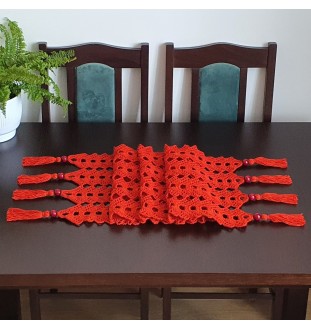 Szydełkowy, czerwony bieżnik w stylu boho