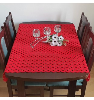 Szydełkowa, kwadratowa serweta w kolorze czerwonym