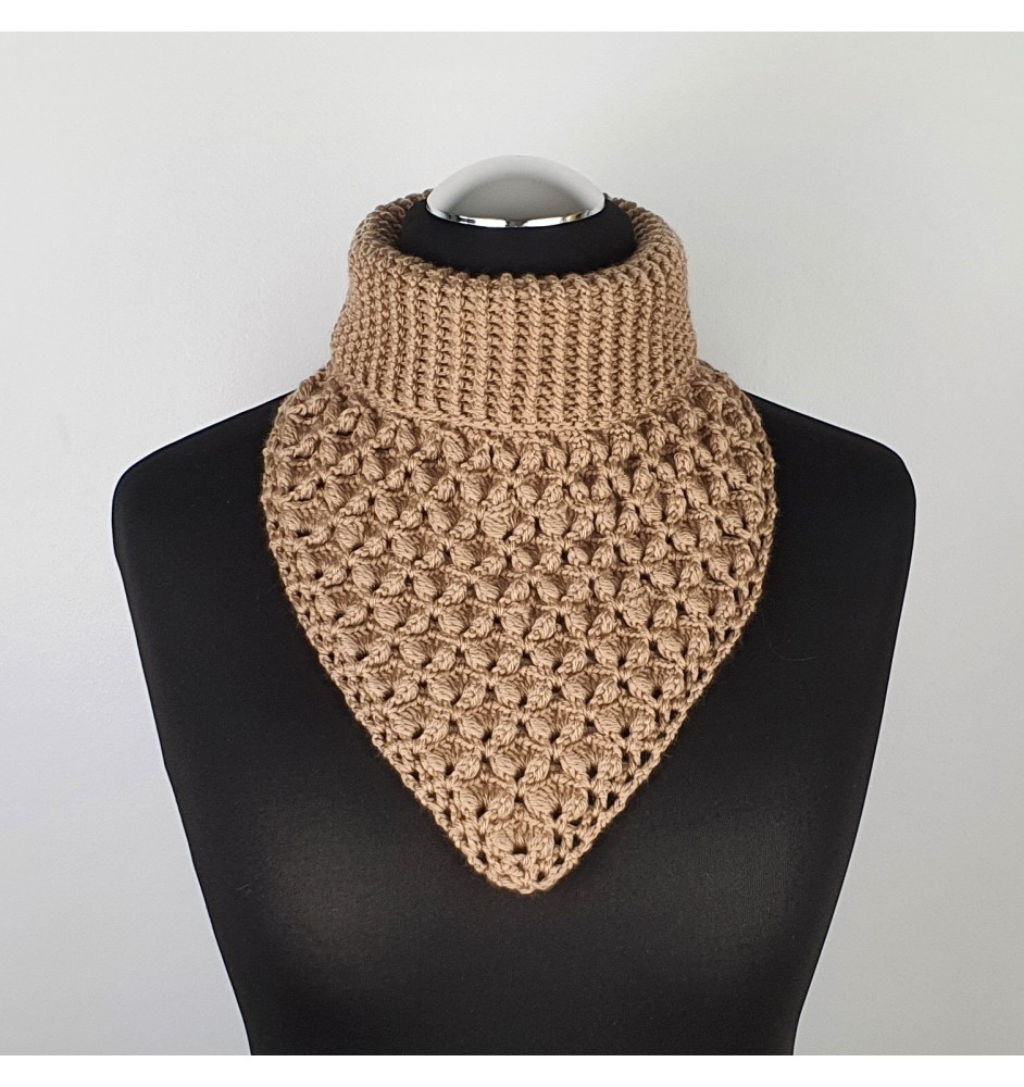 Szydełkowy, beżowy ocieplacz na szyję