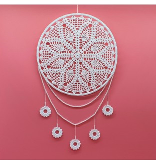 Biała zawieszka na szydełku