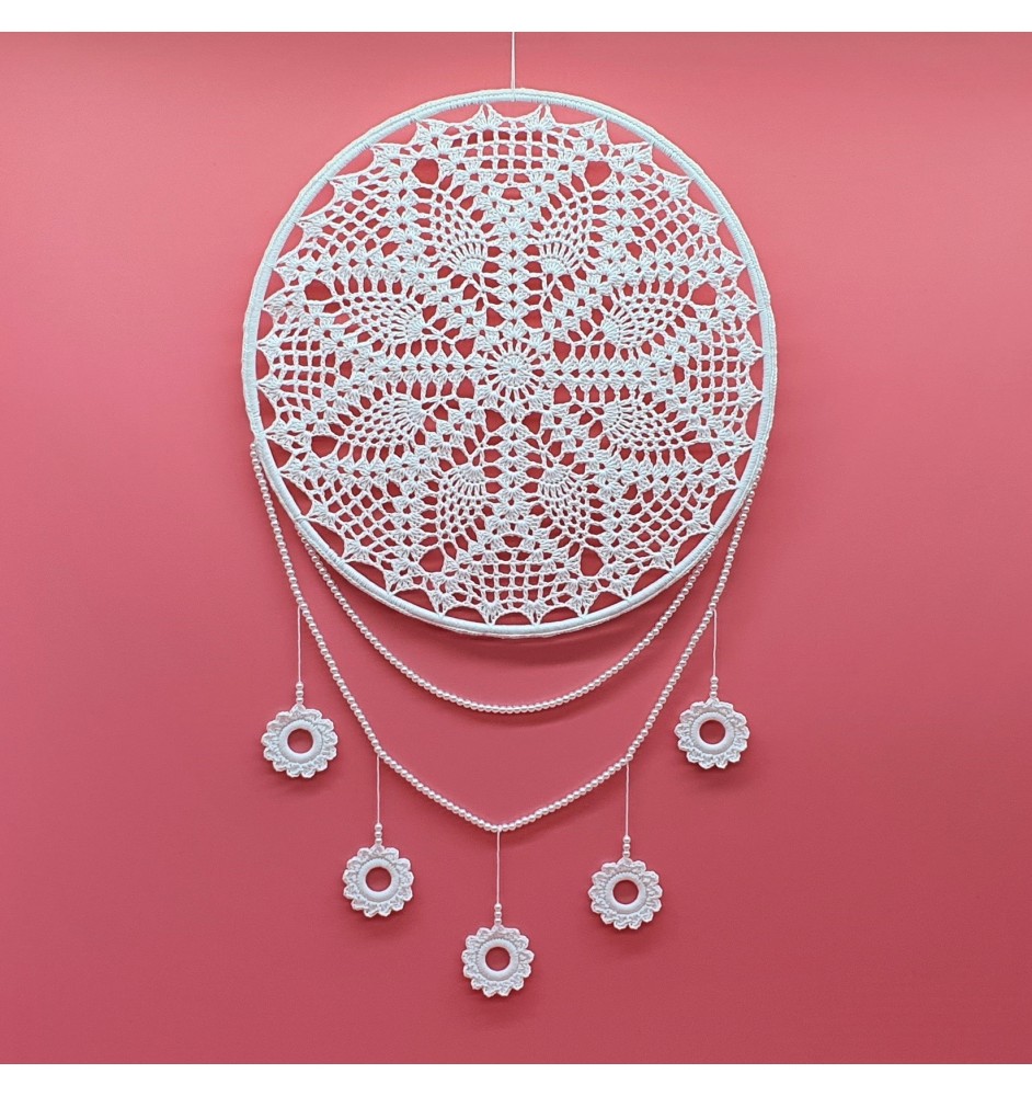 Biała zawieszka na szydełku