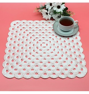 Szydełkowa, kwadratowa serweta w kolorze białym