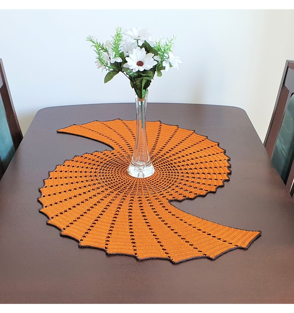 Szydełkowa serweta w kolorze rudym